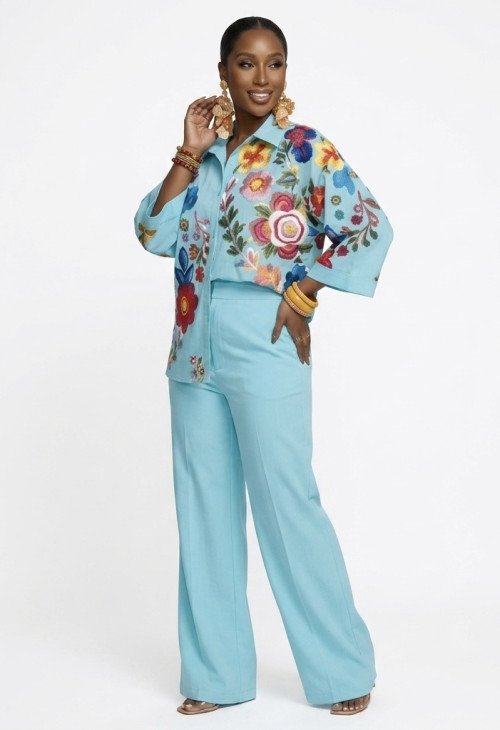 Ensemble en lin brodé à motifs floraux