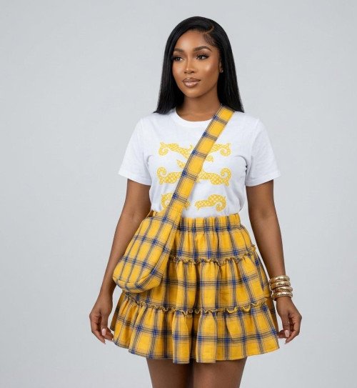Trio Décontracté : T-shirt, Jupe Écossaise et Sac Assorti