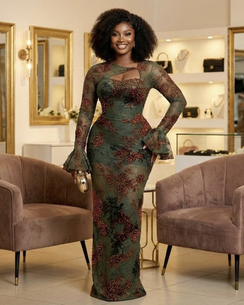 Robe Longue – Dentelle de Soie & Broderies de Jais