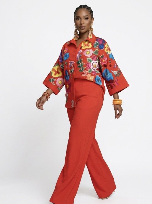 Ensemble en lin brodé à motifs floraux